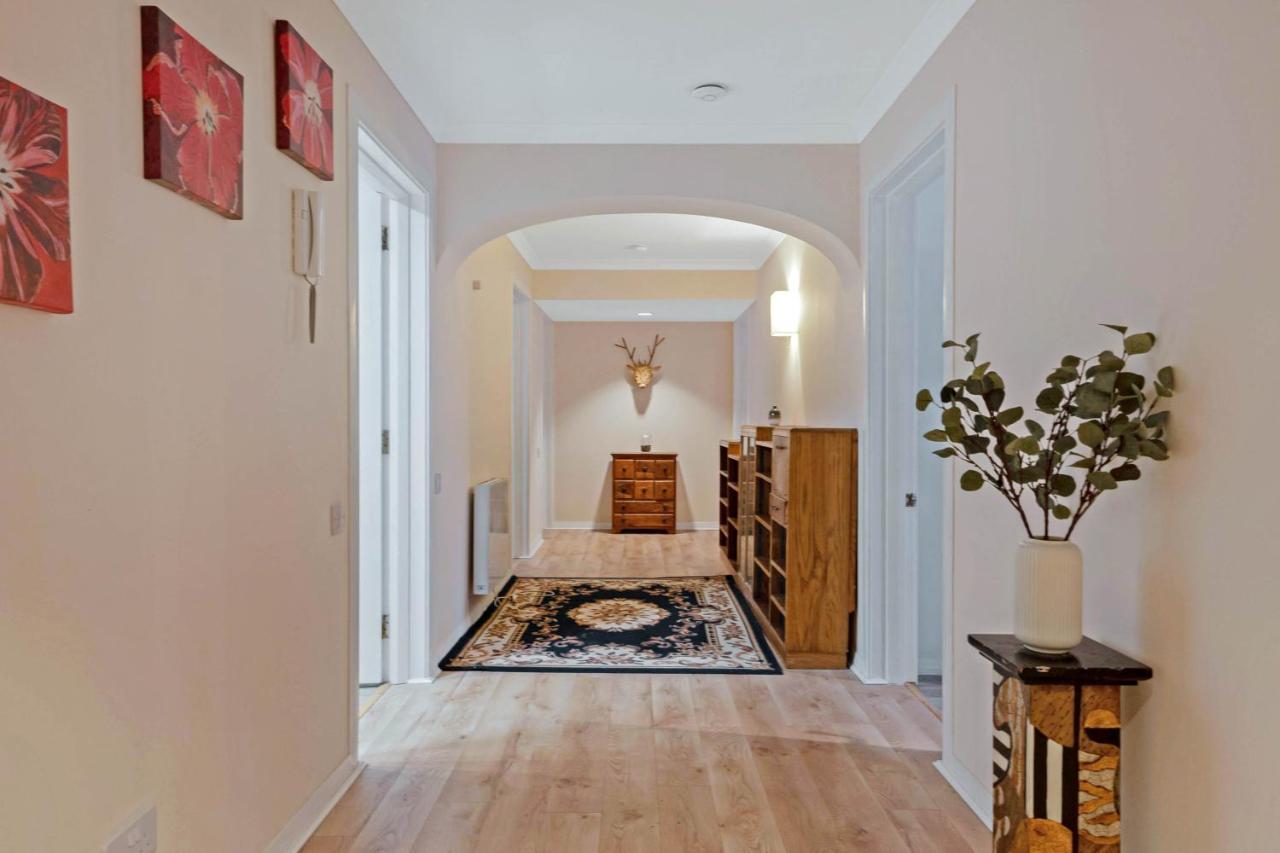 Elegant & Unique Getaway - Spacious 3 Bedroom, 2 Bathroom City Centre Apartment - Free Allocated Parking. Edinburgh Kültér fotó