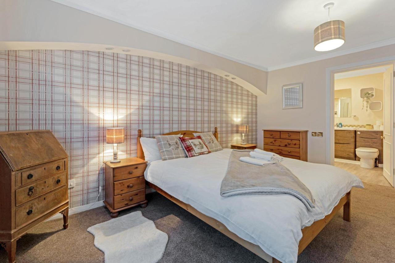 Elegant & Unique Getaway - Spacious 3 Bedroom, 2 Bathroom City Centre Apartment - Free Allocated Parking. Edinburgh Kültér fotó