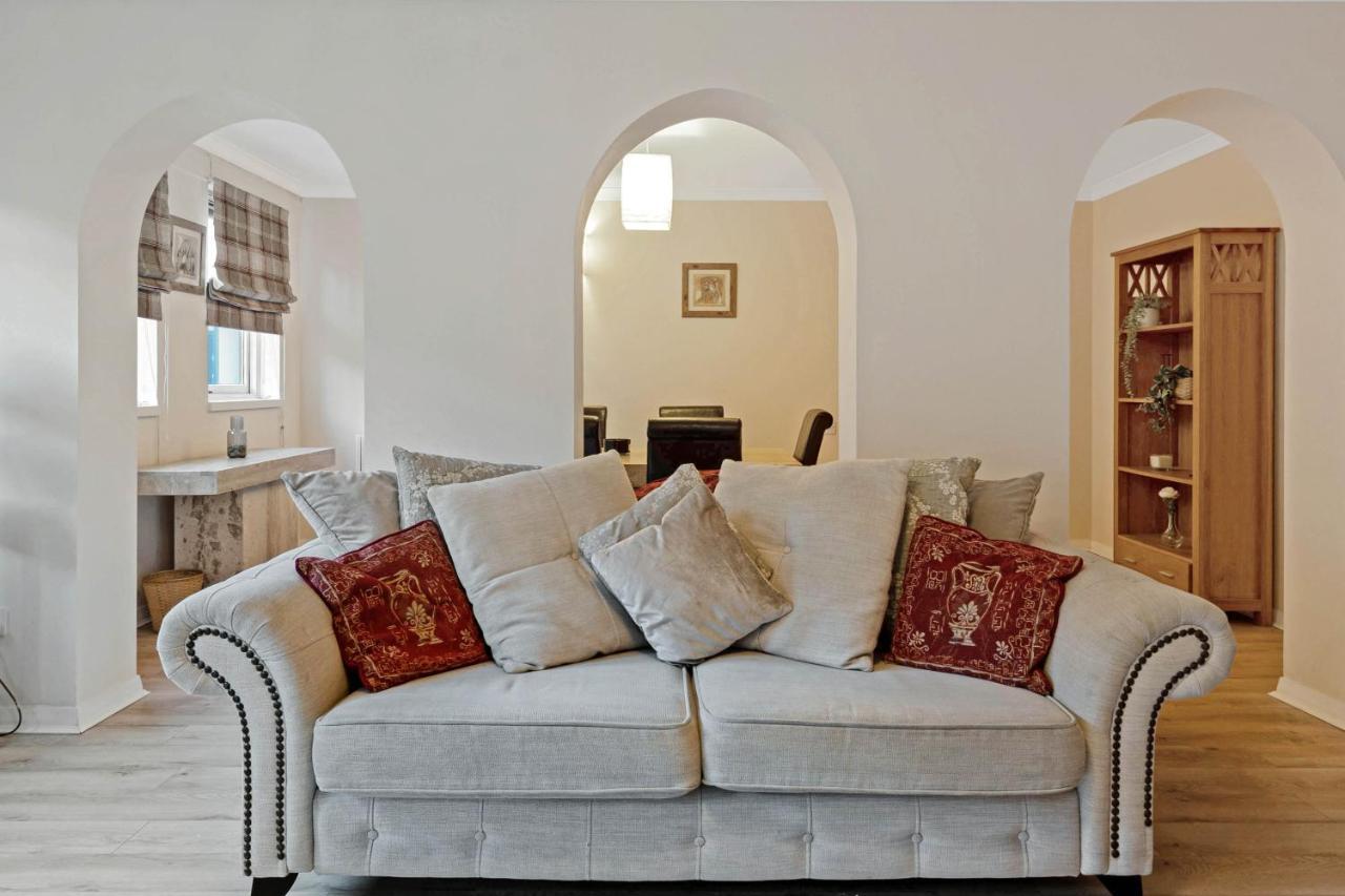 Elegant & Unique Getaway - Spacious 3 Bedroom, 2 Bathroom City Centre Apartment - Free Allocated Parking. Edinburgh Kültér fotó