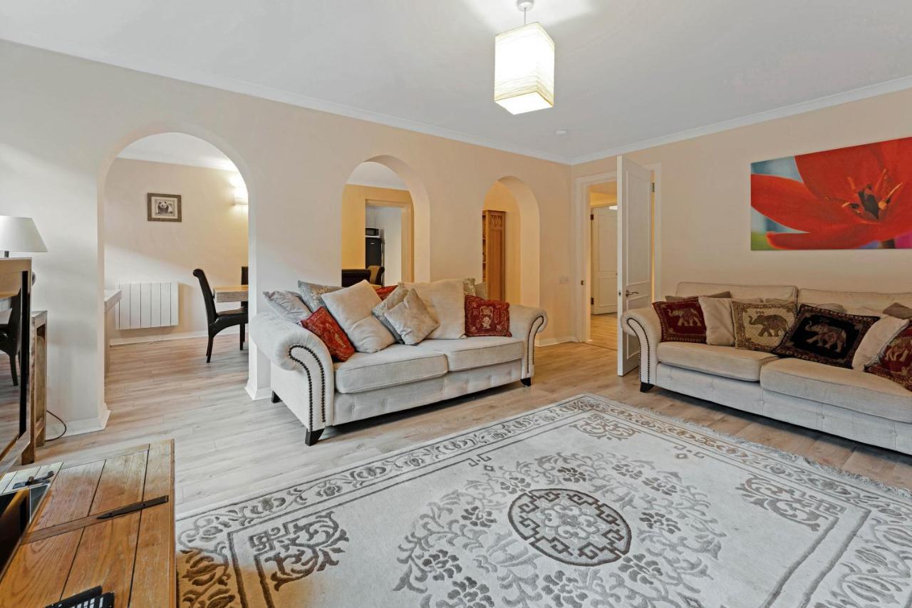 Elegant & Unique Getaway - Spacious 3 Bedroom, 2 Bathroom City Centre Apartment - Free Allocated Parking. Edinburgh Kültér fotó